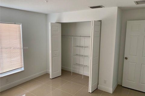 Снять в аренду таунхаус в Холливуд, Флорида 3 спальни, 111.48м2, № 2000582 - фото 5