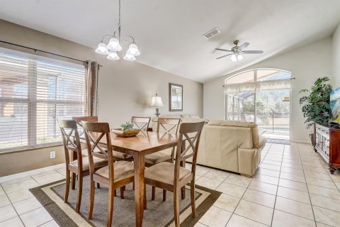 House in Davenport, Florida 4 bedrooms, 279.17 sq.m. № 2081459 - photo 6
