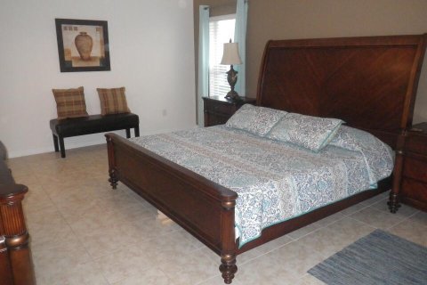 House in Davenport, Florida 4 bedrooms, 279.17 sq.m. № 2081459 - photo 18