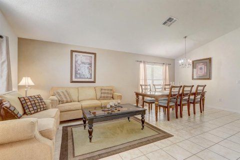 House in Davenport, Florida 4 bedrooms, 279.17 sq.m. № 2081459 - photo 3