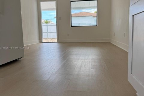 Villa ou maison à louer à Miami, Floride: 3 chambres, 106.84 m2 № 1929830 - photo 3