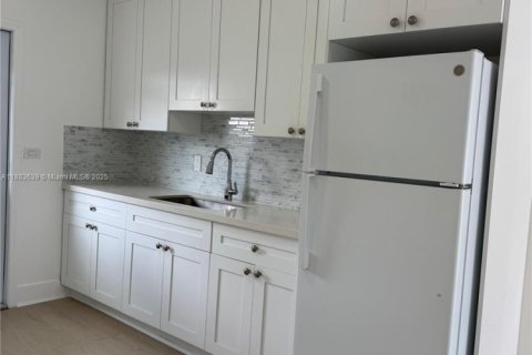 Villa ou maison à louer à Miami, Floride: 3 chambres, 106.84 m2 № 1929830 - photo 5