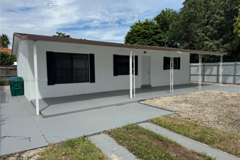 Villa ou maison à louer à Miami, Floride: 3 chambres, 106.84 m2 № 1929830 - photo 1