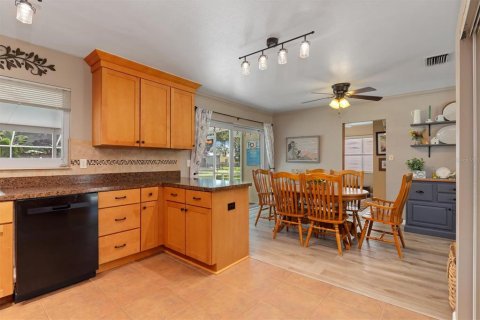 Villa ou maison à vendre à North Port, Floride: 4 chambres, 147.71 m2 № 2391294 - photo 13