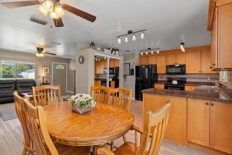 Villa ou maison à vendre à North Port, Floride: 4 chambres, 147.71 m2 № 2391294 - photo 9