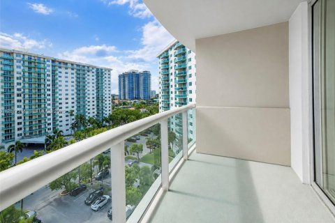Condominio en alquiler en Sunny Isles Beach, Florida, 1 dormitorio, 93.37 m2 № 2320635 - foto 14