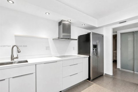Condominio en alquiler en Sunny Isles Beach, Florida, 1 dormitorio, 93.37 m2 № 2320635 - foto 2