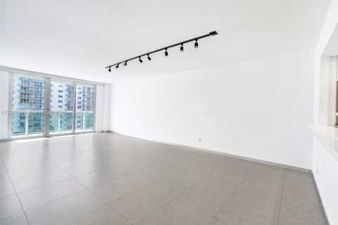 Condominio en alquiler en Sunny Isles Beach, Florida, 1 dormitorio, 93.37 m2 № 2320635 - foto 4