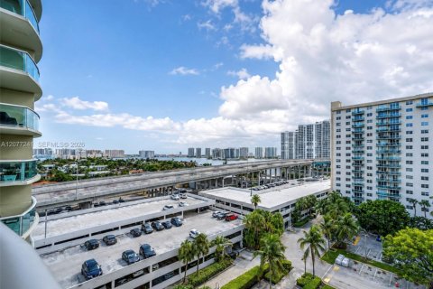 Condominio en alquiler en Sunny Isles Beach, Florida, 1 dormitorio, 93.37 m2 № 2320635 - foto 12