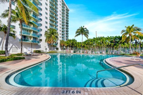 Condominio en alquiler en Sunny Isles Beach, Florida, 1 dormitorio, 93.37 m2 № 2320635 - foto 16