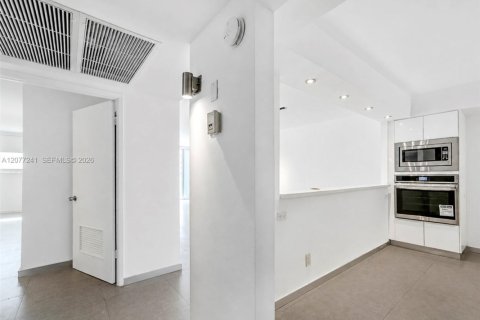 Condominio en alquiler en Sunny Isles Beach, Florida, 1 dormitorio, 93.37 m2 № 2320635 - foto 3