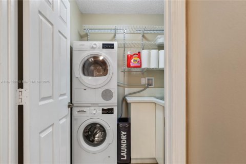 Villa ou maison à vendre à Pembroke Pines, Floride: 4 chambres, 216.65 m2 № 1947241 - photo 28