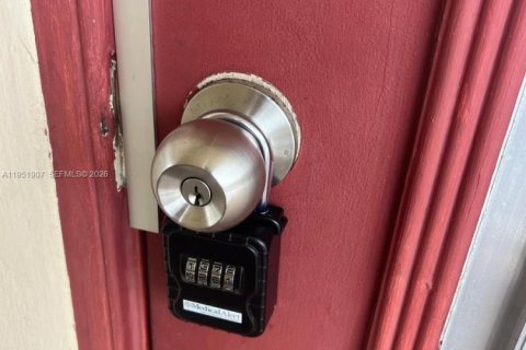 Condominio en venta en Lauderhill, Florida, 41.81 m2 № 2006085 - foto 18