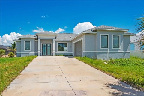 House in Port Charlotte, Florida 3 bedrooms, 157.93 sq.m. № 2364197