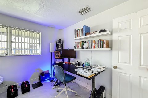 Commercial property in Hollywood, Florida 198.35 sq.m. № 1994035 - photo 14