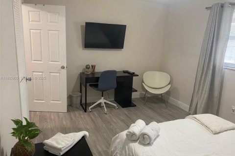 Commercial property in Hollywood, Florida 198.35 sq.m. № 1994035 - photo 19