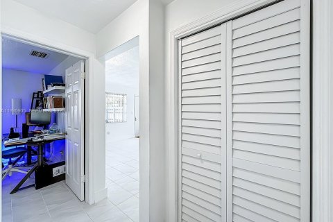 Commercial property in Hollywood, Florida 198.35 sq.m. № 1994035 - photo 11