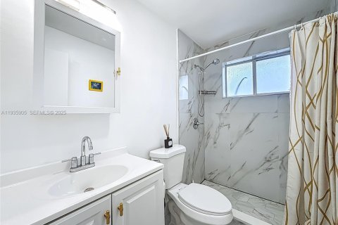 Commercial property in Hollywood, Florida 198.35 sq.m. № 1994035 - photo 7