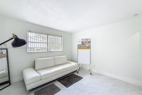 Commercial property in Hollywood, Florida 198.35 sq.m. № 1994035 - photo 9