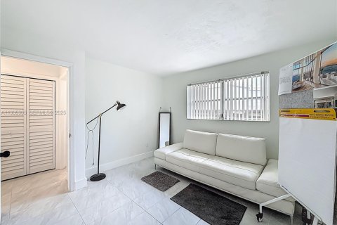 Commercial property in Hollywood, Florida 198.35 sq.m. № 1994035 - photo 8