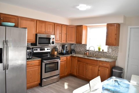 Commercial property in Hollywood, Florida 198.35 sq.m. № 1994035 - photo 16