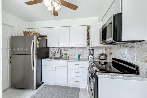 Commercial property in Hollywood, Florida 198.35 sq.m. № 1994035 - photo 4