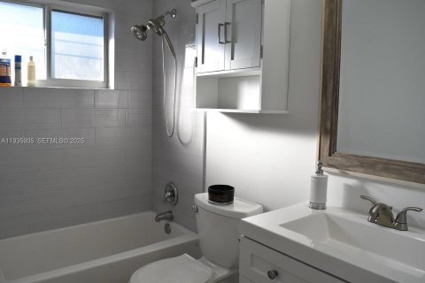 Commercial property in Hollywood, Florida 198.35 sq.m. № 1994035 - photo 17