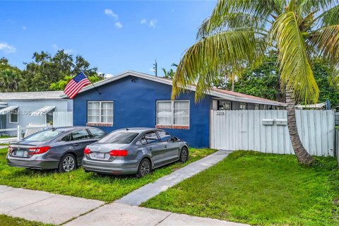 Commercial property in Hollywood, Florida 198.35 sq.m. № 1994035 - photo 1