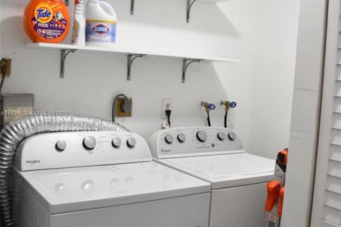 Commercial property in Hollywood, Florida 198.35 sq.m. № 1994035 - photo 18