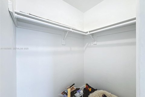 Commercial property in Hollywood, Florida 198.35 sq.m. № 1994035 - photo 10