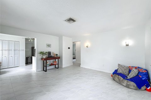 Commercial property in Hollywood, Florida 198.35 sq.m. № 1994035 - photo 5