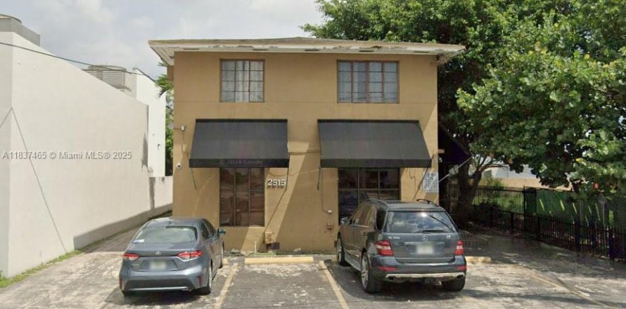Commercial property in Miami, Florida 467.58 sq.m. № 1821749