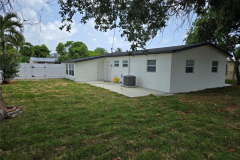 House in Miami, Florida 3 bedrooms, 122.82 sq.m. № 2019402