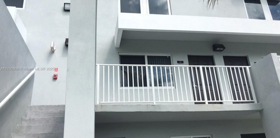 Condominio en Miami, Florida, 3 dormitorios № 1741767