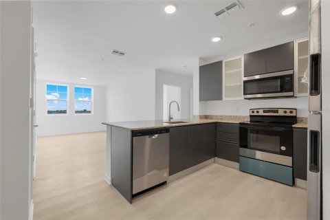 Condo in Orlando, Florida, 2 bedrooms № 2213459 - photo 11