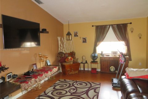 Condo in Hialeah Gardens, Florida, 2 bedrooms  № 1747952 - photo 5
