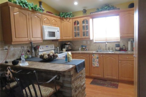 Condo in Hialeah Gardens, Florida, 2 bedrooms  № 1747952 - photo 8