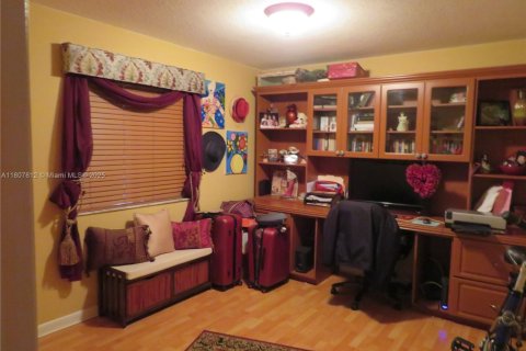 Condo in Hialeah Gardens, Florida, 2 bedrooms  № 1747952 - photo 13