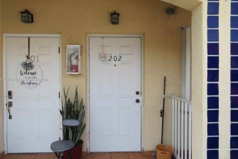 Condo in Hialeah Gardens, Florida, 2 bedrooms  № 1747952 - photo 3