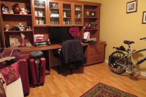 Condo in Hialeah Gardens, Florida, 2 bedrooms  № 1747952 - photo 14