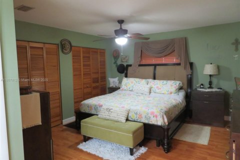 Condo in Hialeah Gardens, Florida, 2 bedrooms  № 1747952 - photo 17