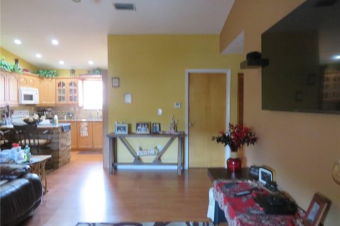 Condo in Hialeah Gardens, Florida, 2 bedrooms  № 1747952 - photo 6
