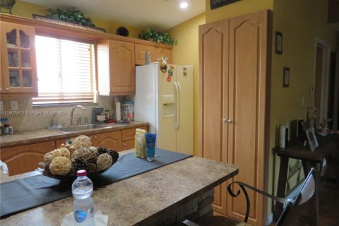 Condo in Hialeah Gardens, Florida, 2 bedrooms  № 1747952 - photo 9