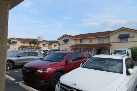 Condo in Hialeah Gardens, Florida, 2 bedrooms  № 1747952 - photo 1