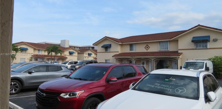 Condo in Hialeah Gardens, Florida, 2 bedrooms  № 1747952