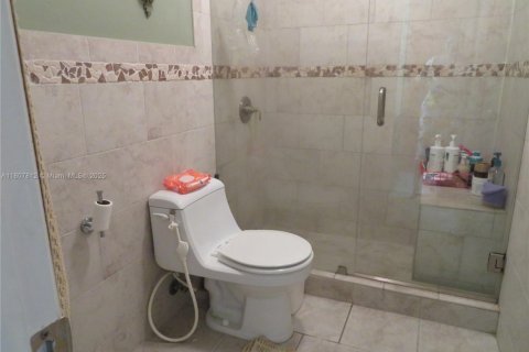 Condo in Hialeah Gardens, Florida, 2 bedrooms  № 1747952 - photo 16