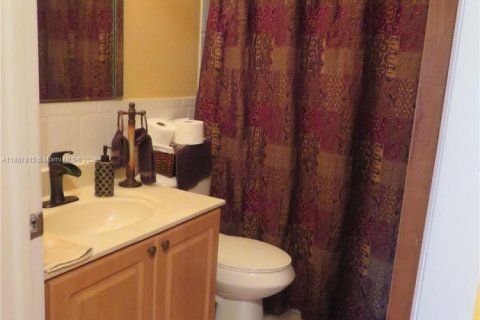 Condo in Hialeah Gardens, Florida, 2 bedrooms  № 1747952 - photo 15