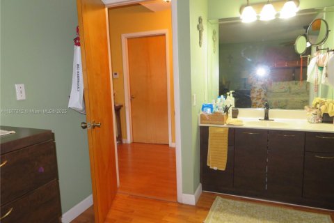 Condo in Hialeah Gardens, Florida, 2 bedrooms  № 1747952 - photo 18