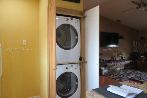 Condo in Hialeah Gardens, Florida, 2 bedrooms  № 1747952 - photo 10