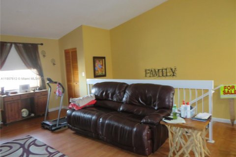 Condo in Hialeah Gardens, Florida, 2 bedrooms  № 1747952 - photo 7
